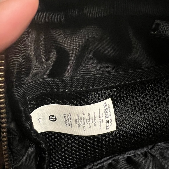 Lululemon black fleece everywhere belt bag - Picture 3 of 4